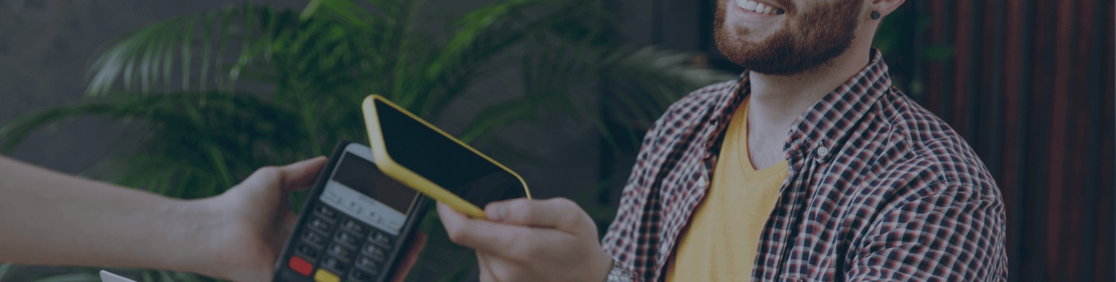 Mann hält ein Smartphone mit der BBVA App und nutzt Pay&Plan für eine flexible Ratenzahlung.