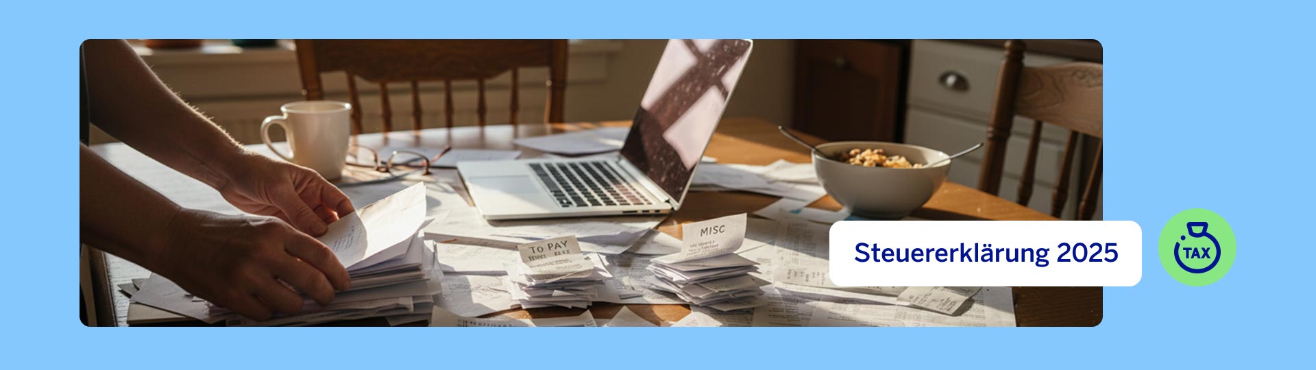 Viele Dokumente und ein Laptop liegen zerstreut auf einem Holztisch - die Steuererklärung 2025 steht an.