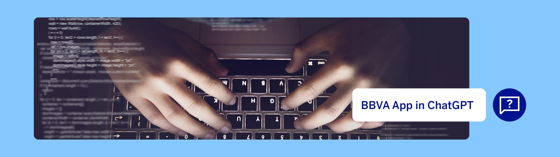 Hände tippen auf einer beleuchteten Laptop‑Tastatur, umgeben von eingeblendeten Codezeilen – Symbol für digitale Innovation und Entwicklung einer ChatGPT‑App.