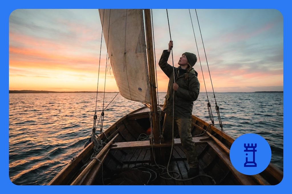 Auf Kurs mit BBVA: Person hisst das Segel auf einem Boot und fährt Richtung Sonnenaufgang.