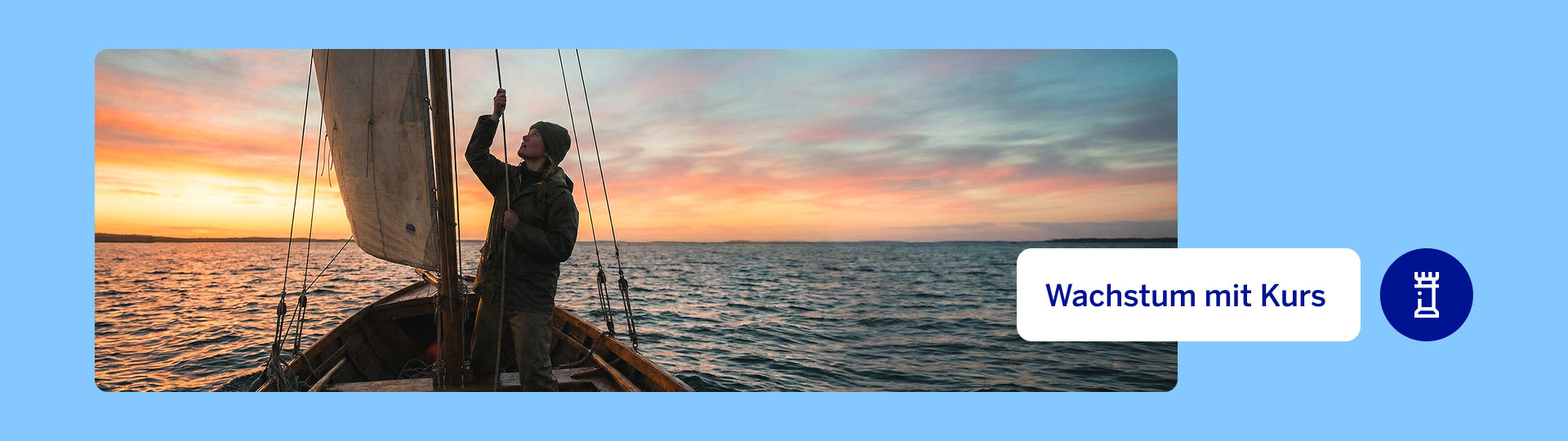 Auf Kurs mit BBVA: Person hisst das Segel auf einem Boot und fährt Richtung Sonnenaufgang.