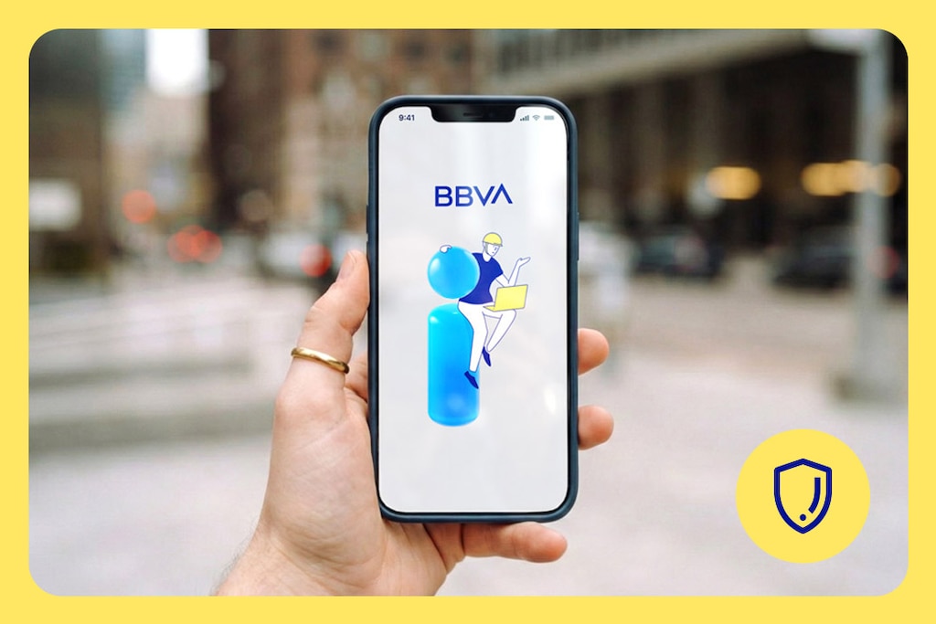 Eine Hand hält ein Smartphone-Display mit einer Illustration der BBVA App zum Thema verifzierte Anrufe