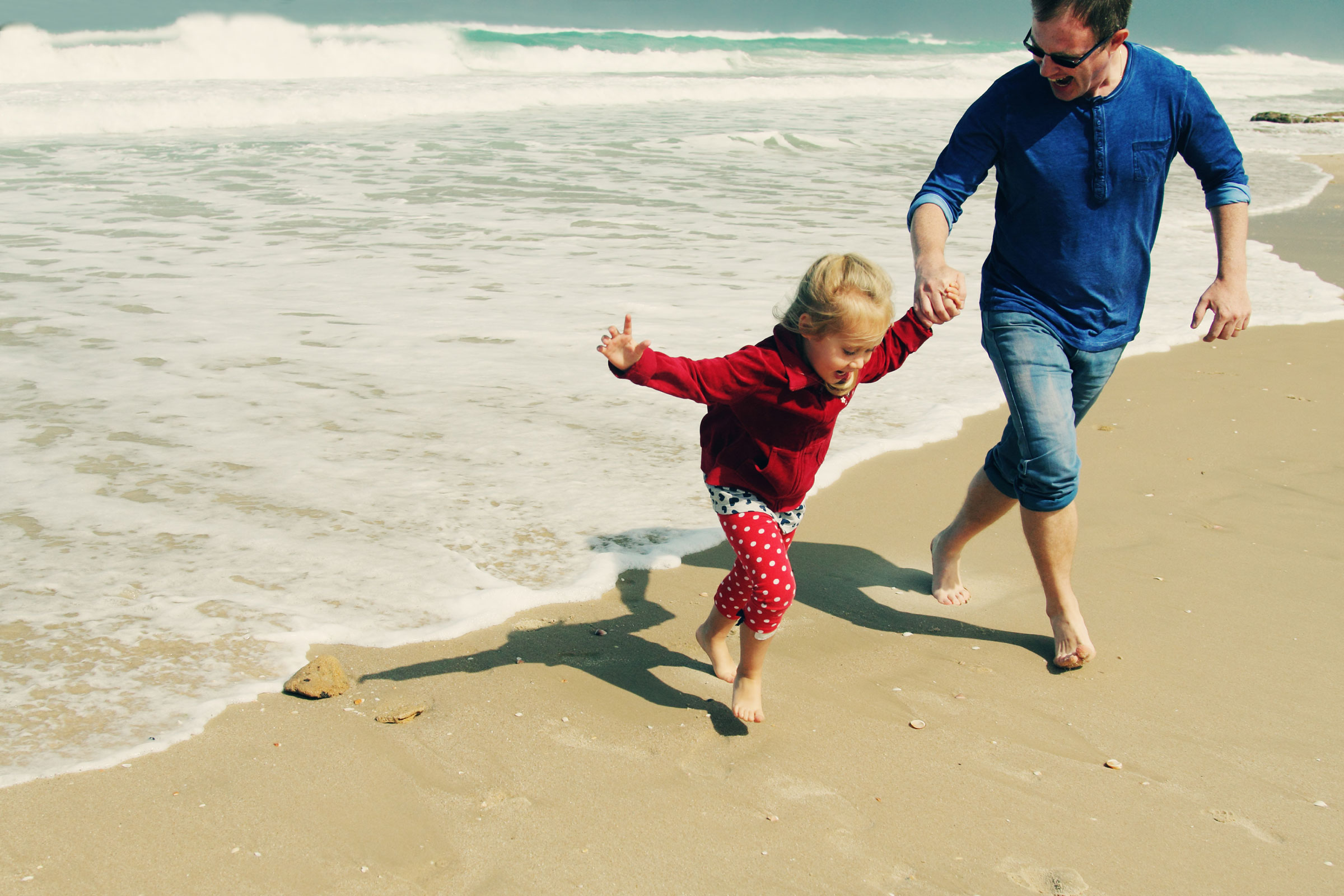 Personen genießen gemeinsam  einen Tag am Strand