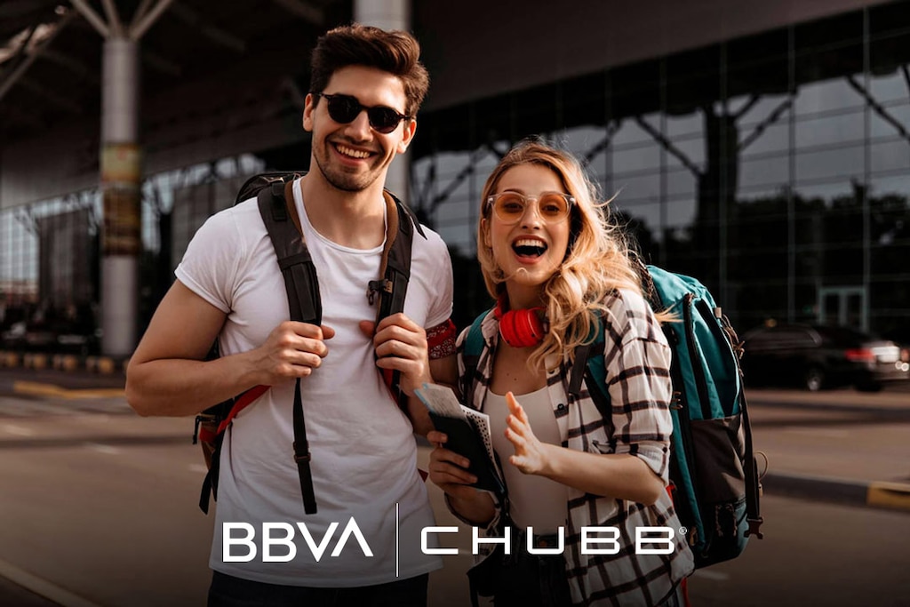 Junges Paar mit Rucksäcken am Flughafen; Logos von Chubb und BBVA zur Reiseversicherung.