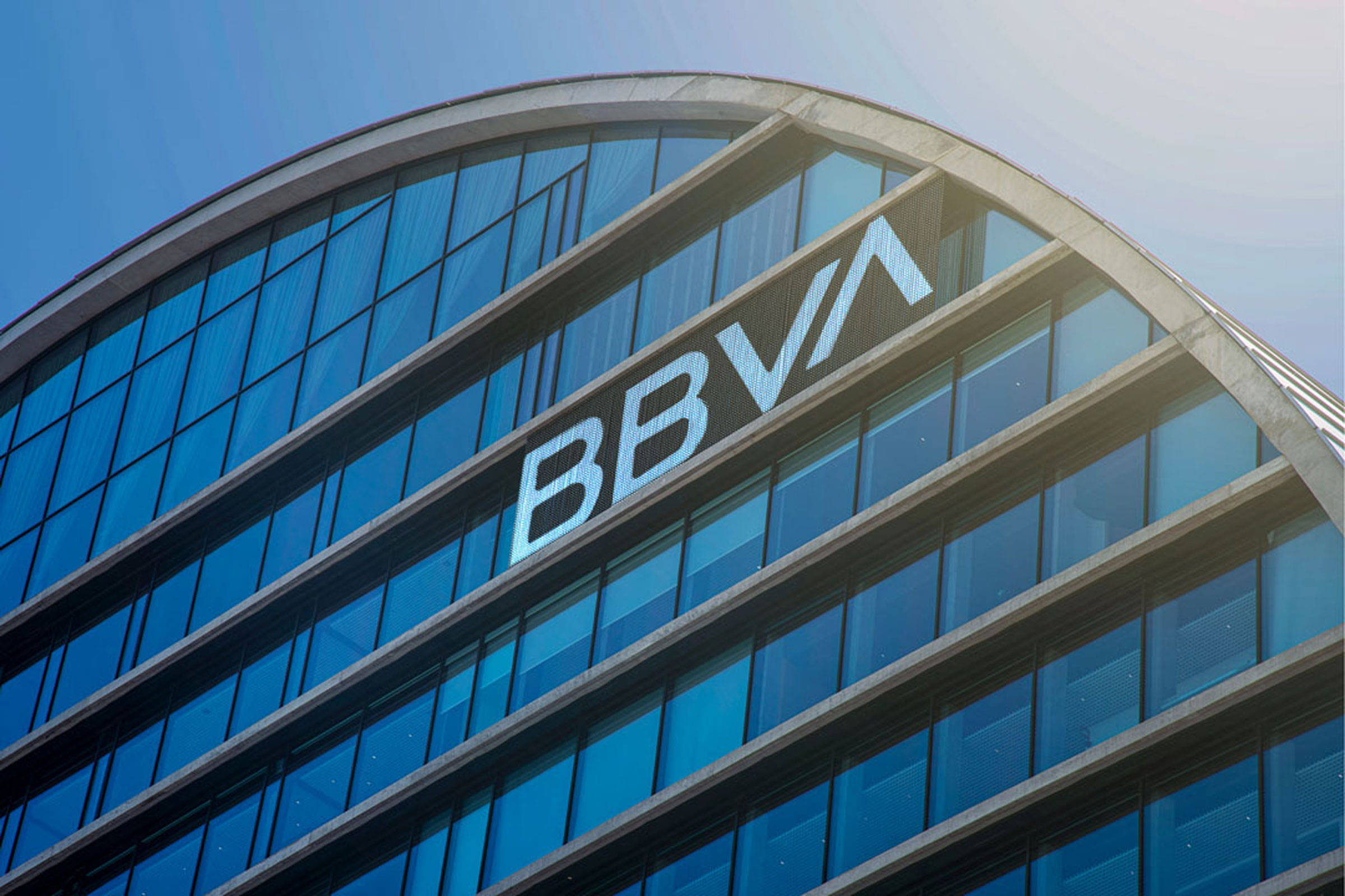 BBVA Gebäude mit großem Logo – Unternehmensversprechen im Fokus.