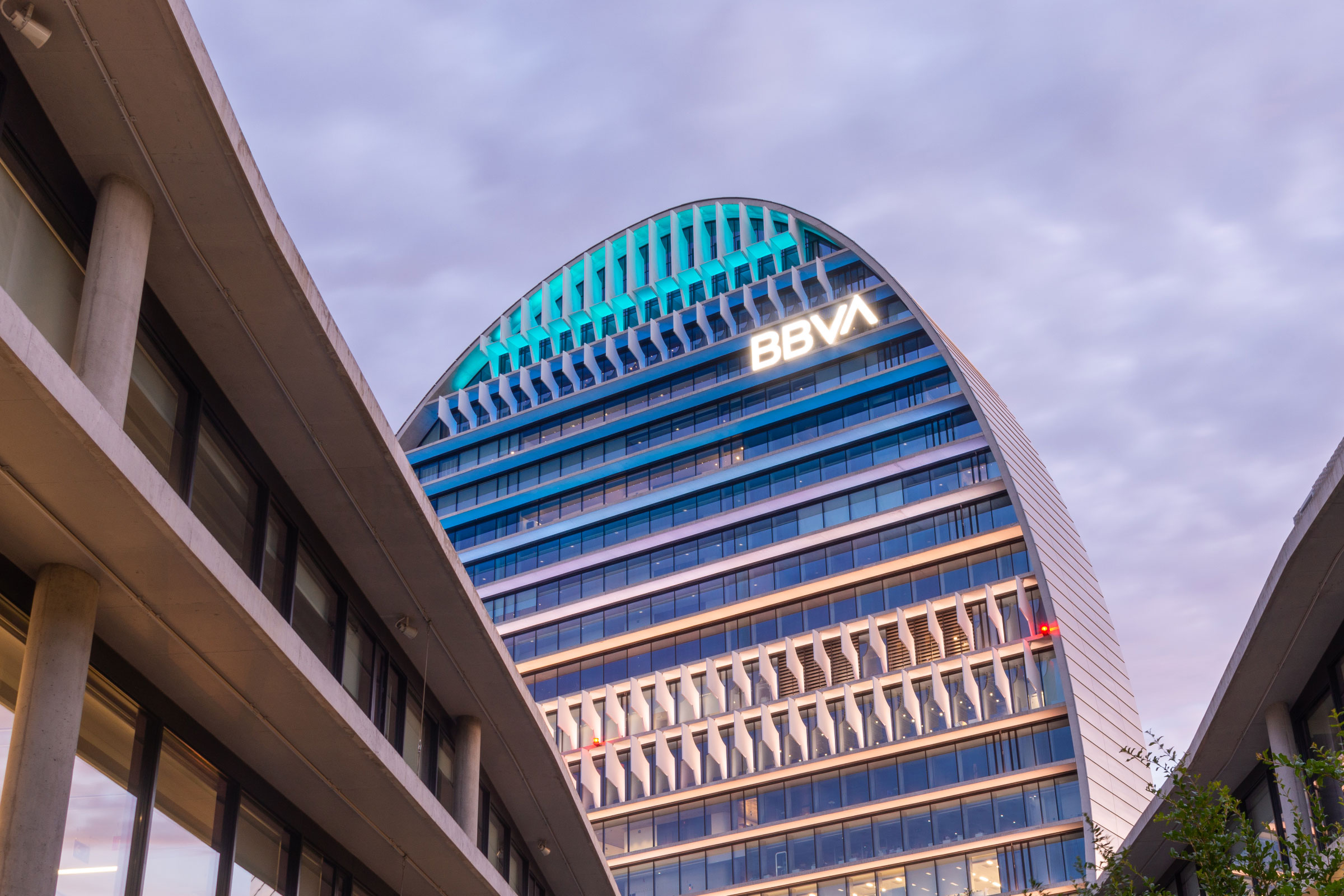 BBVA Unternehmensgebäude mit Schriftzug – Wir sind BBVA.