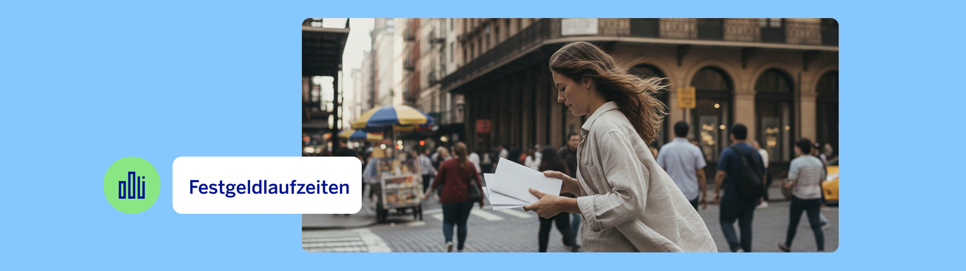 Person auf einem Stadtplatz mit Briefen in der Hand, die Informationen zu ihrem Festgeld für 1 Jahr enthalten.