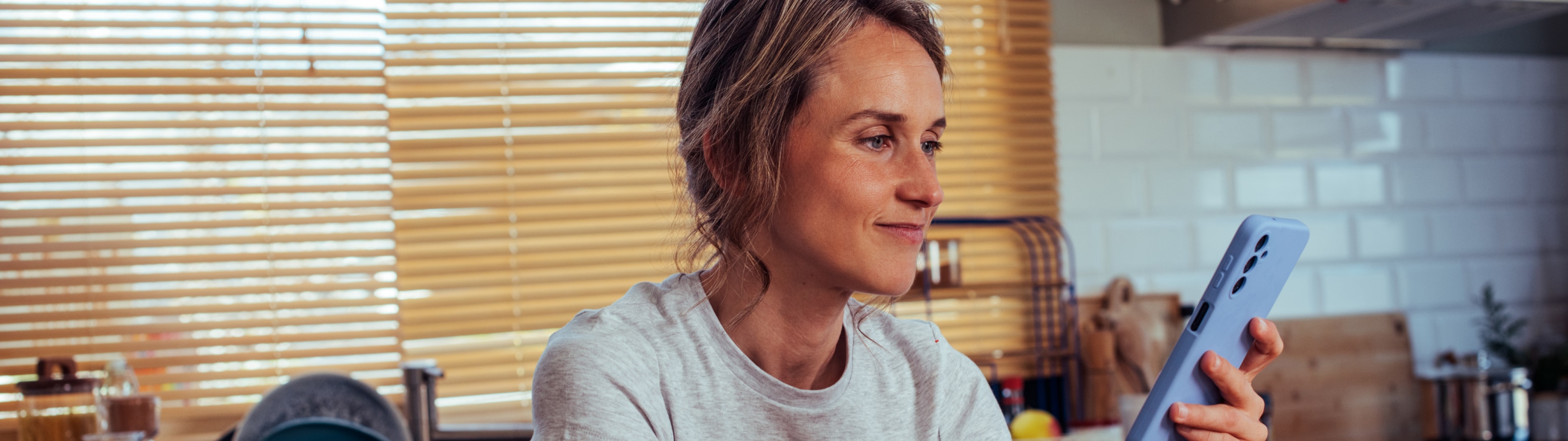 The customer uses the BBVA App to manage their free current account in Germany.