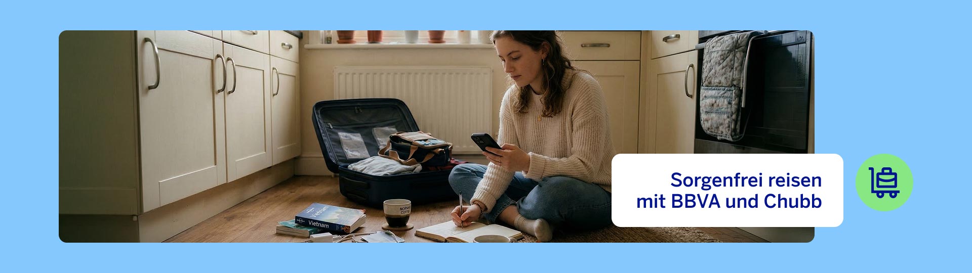 Junge Frau plant entspannt eine Reise mit Koffer und Smartphone in der Küche – Promotion für die BBVA Reiseversicherung in Kooperation mit Chubb unter dem Motto 'Sorgenfrei reisen'.