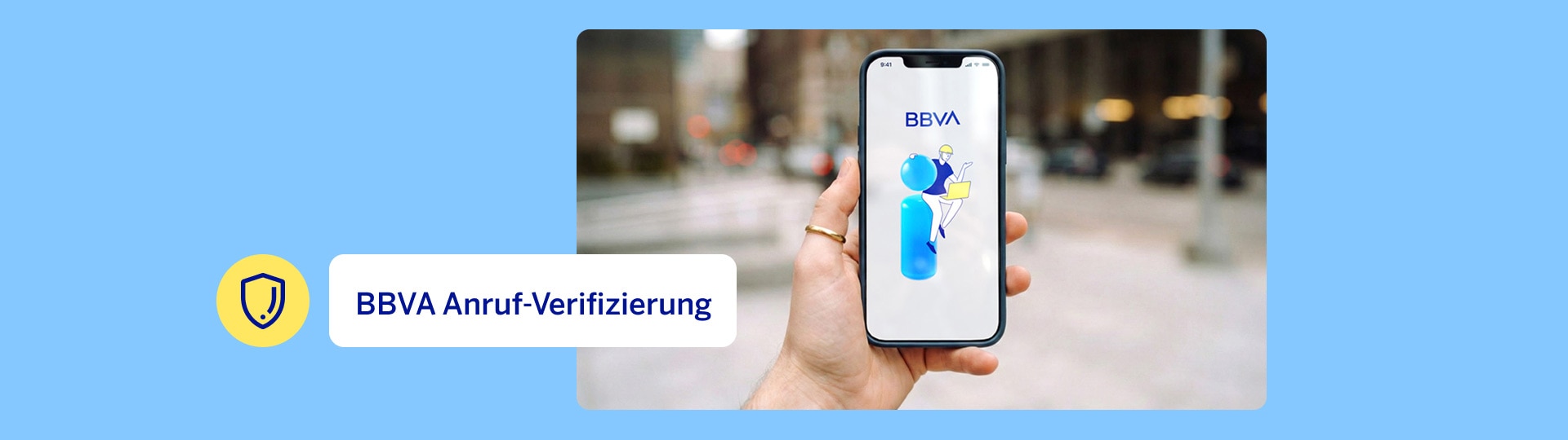 Eine Hand hält ein Smartphone-Display mit einer Illustration der BBVA App zum Thema verifzierte Anrufe